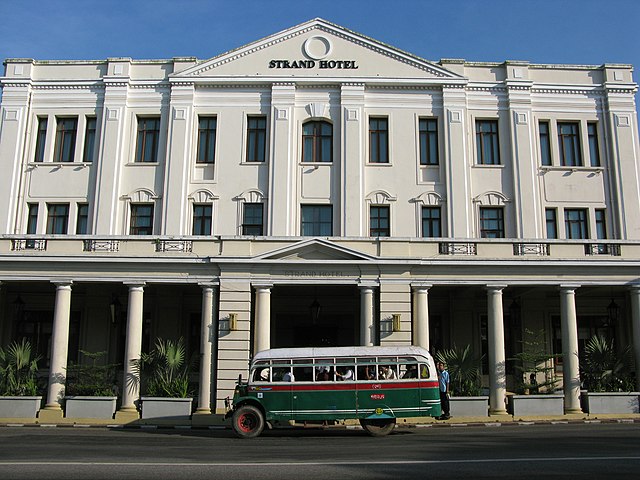 Ein Bus parkt vor dem Yangon Hotel Myanmar