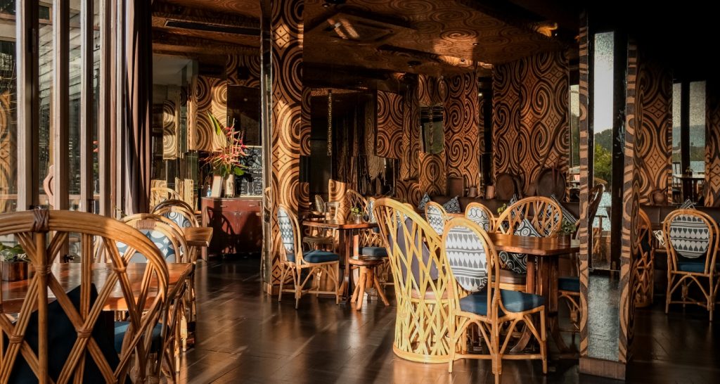 ein Raum mit Tischen und Stühlen